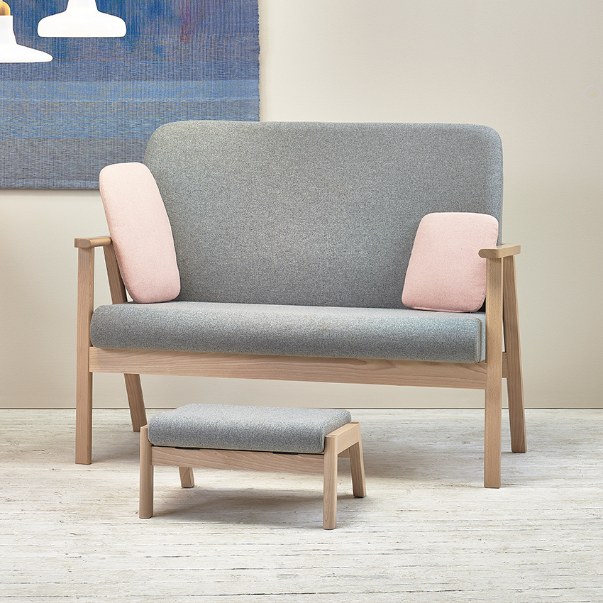 Sofa med fodskammel